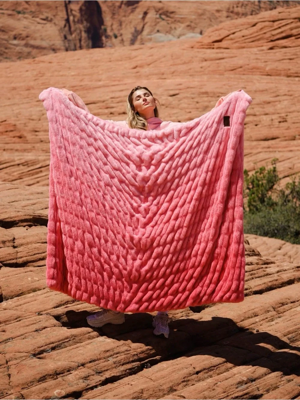 Comfrt Dreamer Blanket in Pink NEW Medium